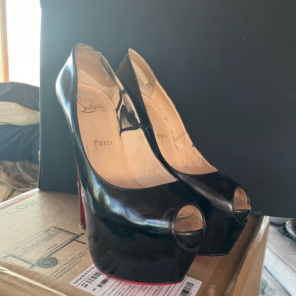 Christian Louboutin Highness black patent leather pumps 38.5 US 8